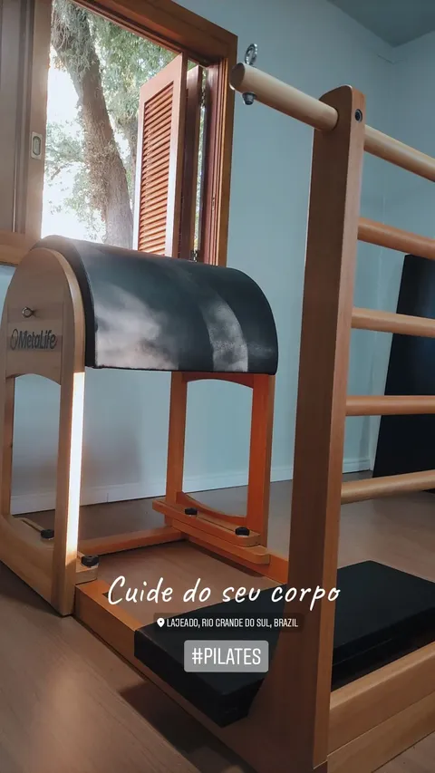 Aparelho de Pilates ao lado da janela com luz natural